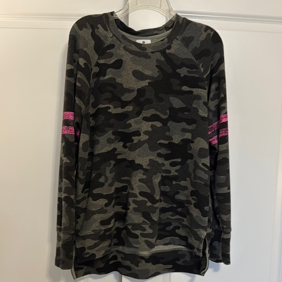 Sundry Camo with Pink Arm Stripes Long Sleeve Pullover Sweatshirt Size Small (0) - Picture 1 of 10